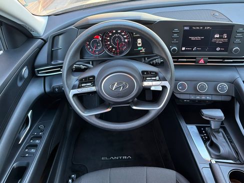 Used 2023 Hyundai Elantra SE image 19
