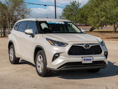 Used 2023 Toyota Highlander LE