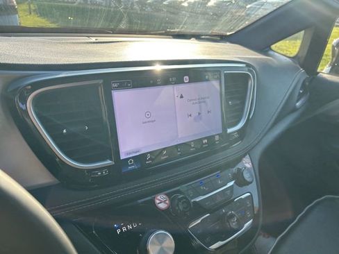 Used 2025 Chrysler Pacifica Limited image 8