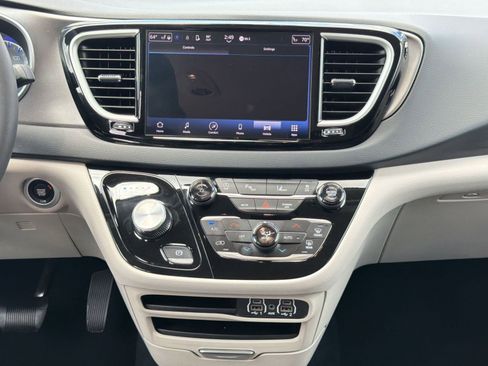 Used 2024 Chrysler Pacifica Touring-L FWD image 26