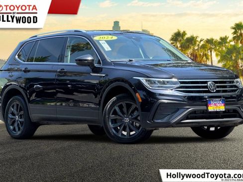 Used 2024 Volkswagen Tiguan SE AWD/4WD image 1