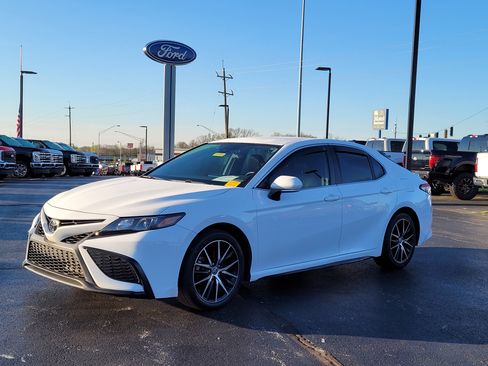 Used 2023 Toyota Camry SE image 8