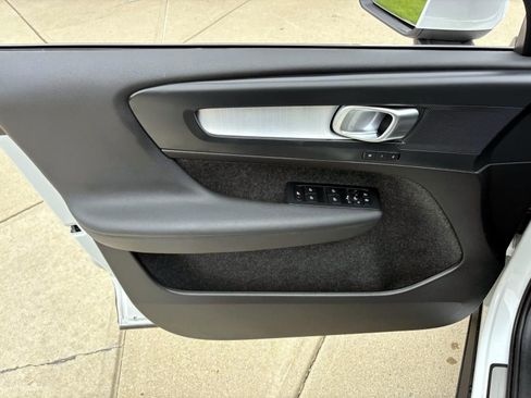 Used 2025 Volvo XC40 B5 Core image 11