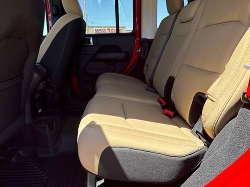 Used 2018 Jeep Wrangler Unlimited Sahara AWD/4WD image 12