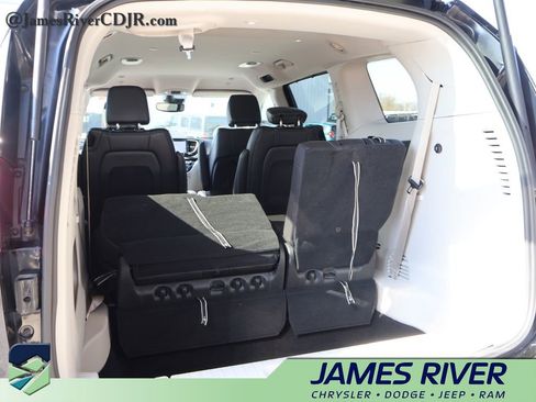 Used 2024 Chrysler Pacifica Touring-L FWD image 15
