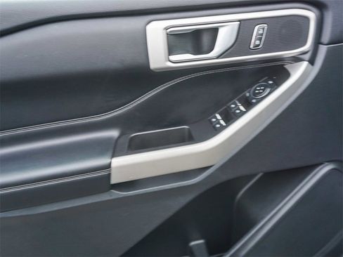 Used 2021 Ford Explorer XLT image 18