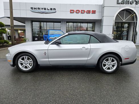 Used 2010 Ford Mustang Convertible image 2