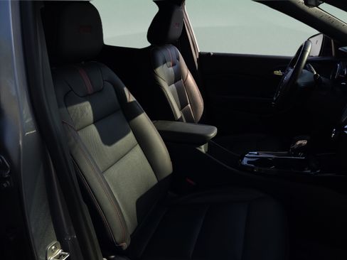 Used 2025 Chevrolet Trax RS FWD image 15