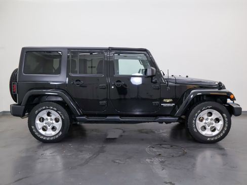 Used 2015 Jeep Wrangler Unlimited Sahara w/ Connectivity Group AWD/4WD image 4