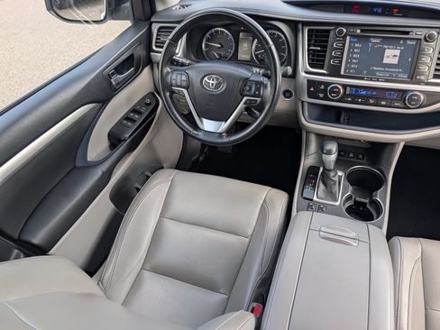 Used 2017 Toyota Highlander XLE AWD/4WD image 9
