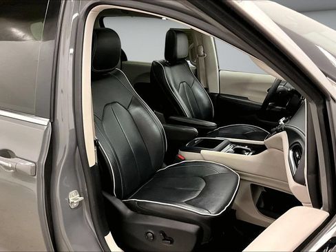 Used 2023 Chrysler Pacifica Limited FWD image 30