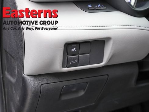 Used 2022 Toyota Highlander XLE AWD/4WD image 20