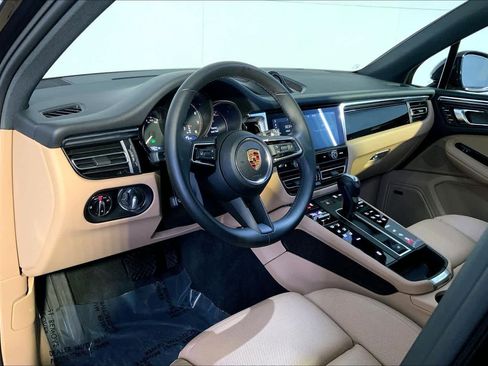 Used 2025 Porsche Macan image 4