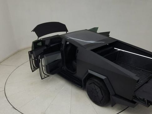Used 2024 Tesla Cybertruck AWD Crew Cab image 33