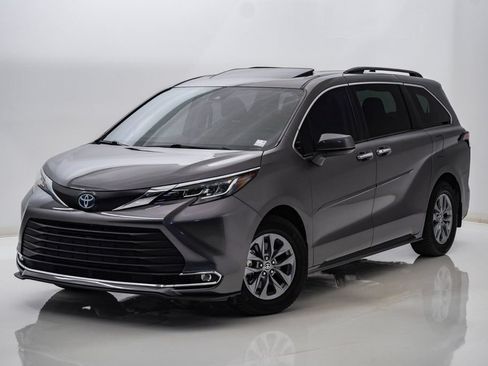 Used 2022 Toyota Sienna XLE w/ Protection Package (TMS) AWD/4WD image 3