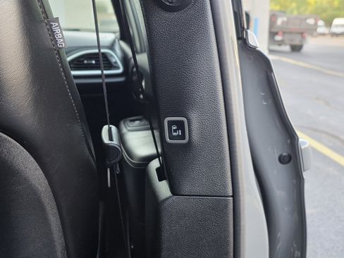 Used 2025 Chrysler Pacifica Select FWD image 39