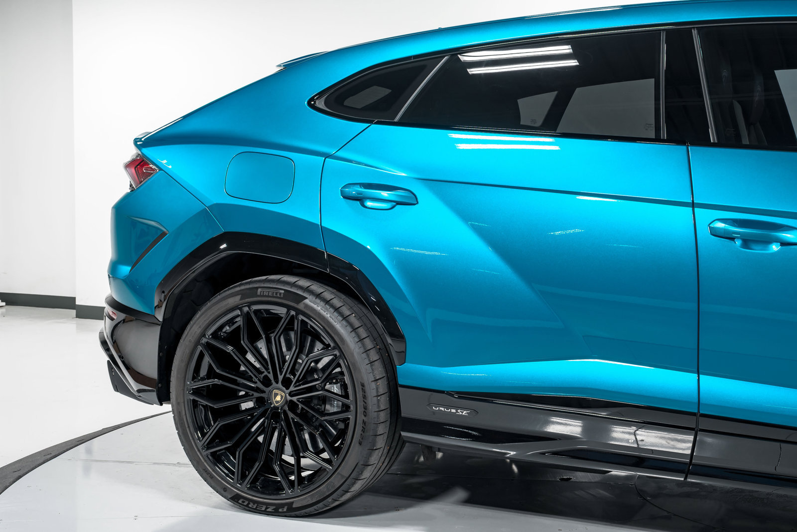 Used 2025 Lamborghini Urus SE AWD/4WD image 54