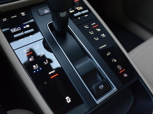 Certified 2026 Porsche Macan AWD/4WD image 25