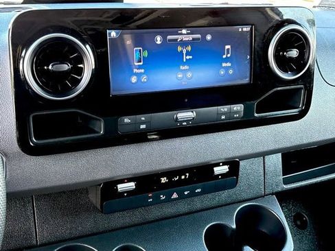 Used 2025 Mercedes-Benz Sprinter 2500 image 18