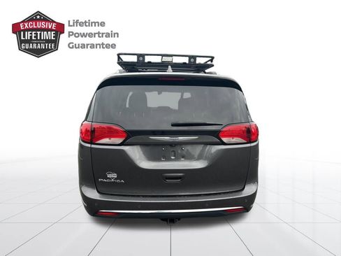 Used 2018 Chrysler Pacifica Touring-L Plus FWD image 4