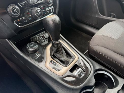 Used 2015 Jeep Cherokee Latitude w/ Comfort/Convenience Group AWD/4WD image 15