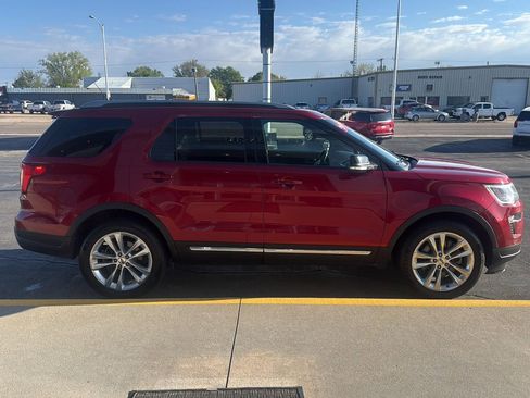Used 2018 Ford Explorer XLT w/ Equipment Group 202A AWD/4WD image 8