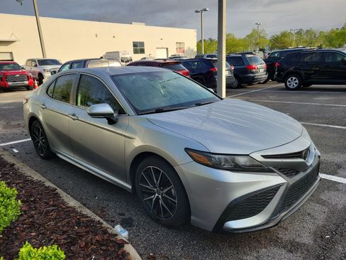 Used 2022 Toyota Camry SE image 6