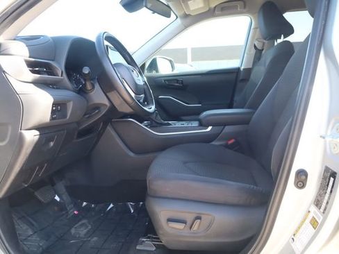 Used 2024 Toyota Highlander LE AWD/4WD image 15