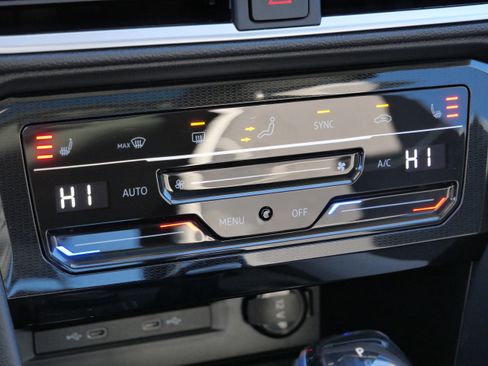 Certified 2025 Volkswagen Taos SE image 24