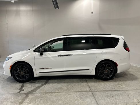 Used 2024 Chrysler Pacifica Touring-L w/ Road Tripper Package FWD image 9