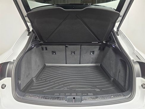 Used 2025 Porsche Macan image 25