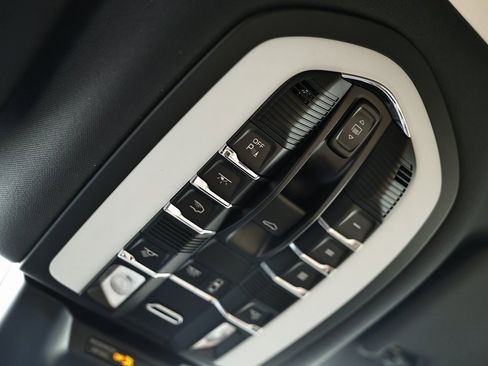 New 2026 Porsche Macan image 40