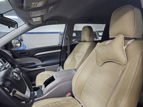 Used 2015 Toyota Highlander LE image 6