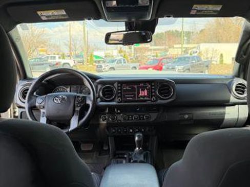 Used 2022 Toyota Tacoma TRD Sport w/ Technology Package AWD/4WD image 18