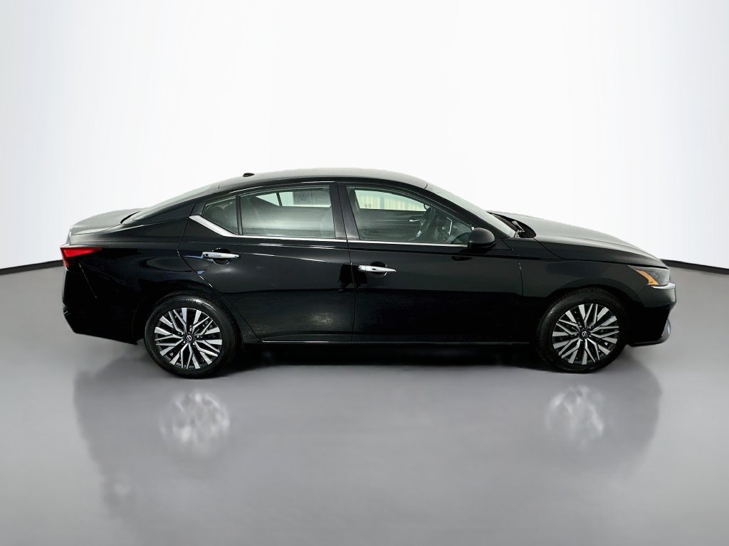 Used 2025 Nissan Altima 2.5 SV FWD image 8