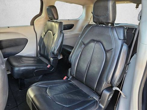 Used 2021 Chrysler Pacifica Touring-L w/ Premium & Safety Sphere Group image 19