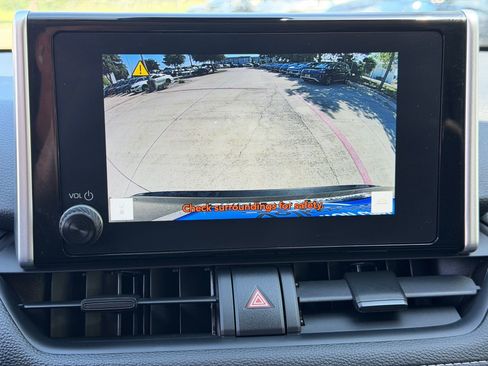 Used 2025 Toyota RAV4 XLE AWD/4WD image 17