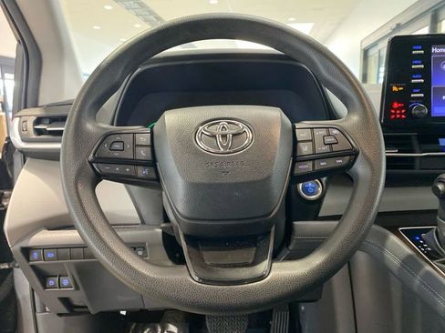 Used 2023 Toyota Sienna LE FWD image 19