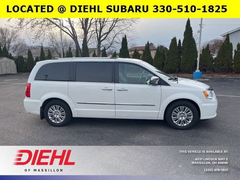 Used 2012 Chrysler Town & Country Limited w/ Luxury Group image 2