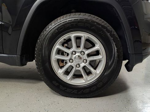 Used 2019 Jeep Grand Cherokee Laredo image 9