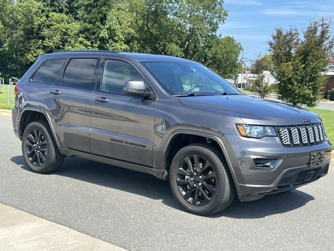 Used 2021 Jeep Grand Cherokee Laredo X AWD/4WD image 1