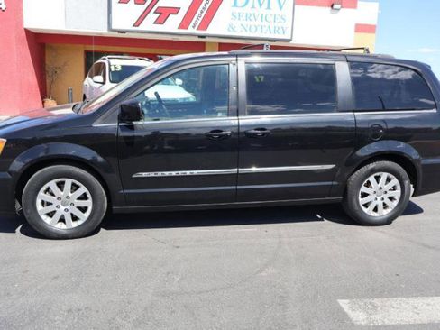 Used 2014 Chrysler Town & Country Touring FWD image 4