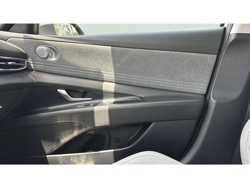 Used 2025 Hyundai Elantra Limited FWD image 19