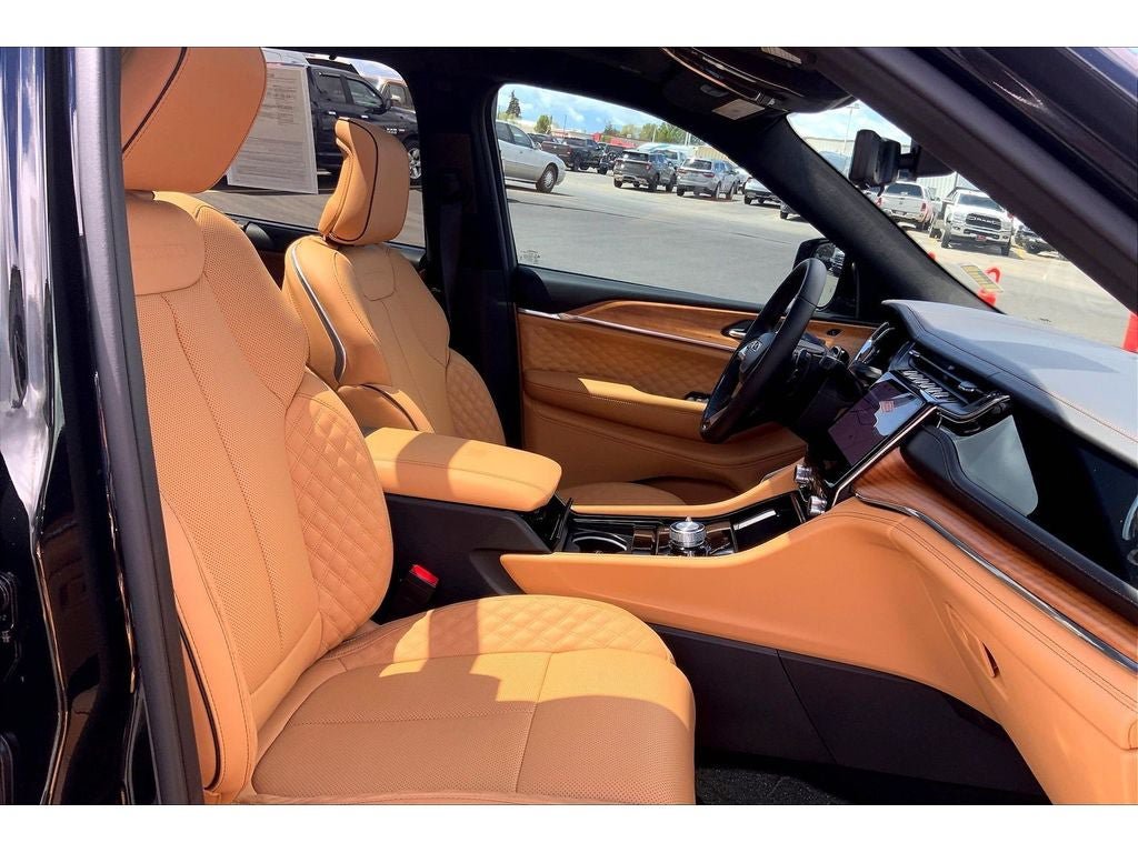 Used 2025 Jeep Grand Cherokee L Summit AWD/4WD image 8