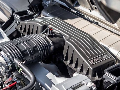 Used 2005 Ford GT RWD image 26