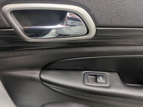 Used 2019 Jeep Grand Cherokee Altitude image 25