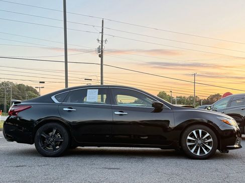 Used 2017 Nissan Altima 2.5 SR w/ Midnight Edition Package FWD image 6