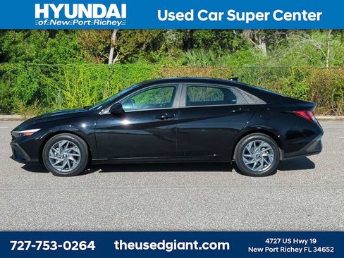 Certified 2024 Hyundai Elantra SEL FWD image 2