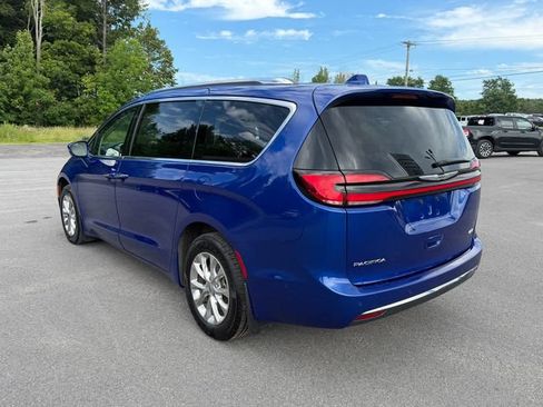 Used 2021 Chrysler Pacifica Touring-L w/ Uconnect Theater Family Group AWD/4WD image 3