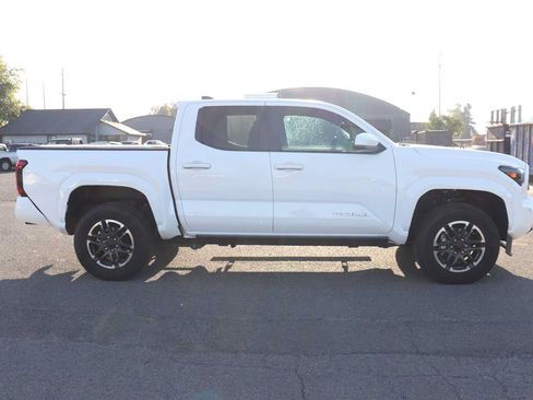 Certified 2025 Toyota Tacoma SR5 AWD/4WD image 4